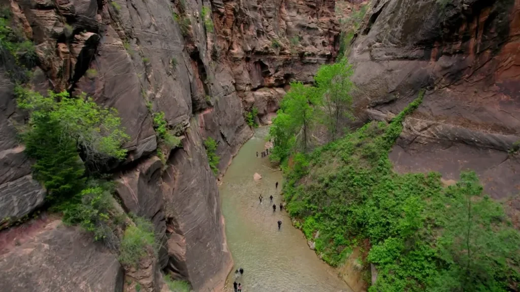 walking in the narrows zion